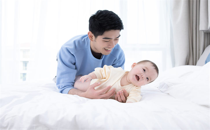 坐月子宝宝跟谁睡比较好,答案一目了然2