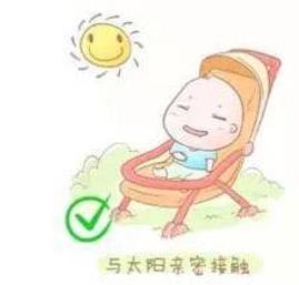 宝宝在婴儿车上晒太阳