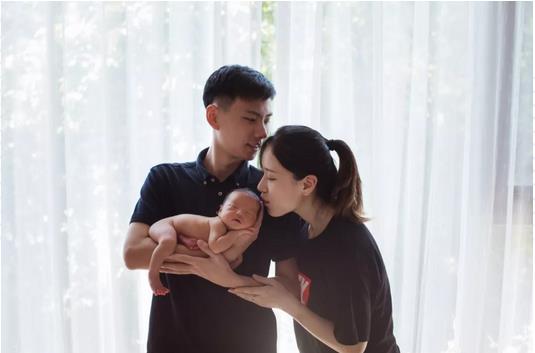 一家子温馨的合照