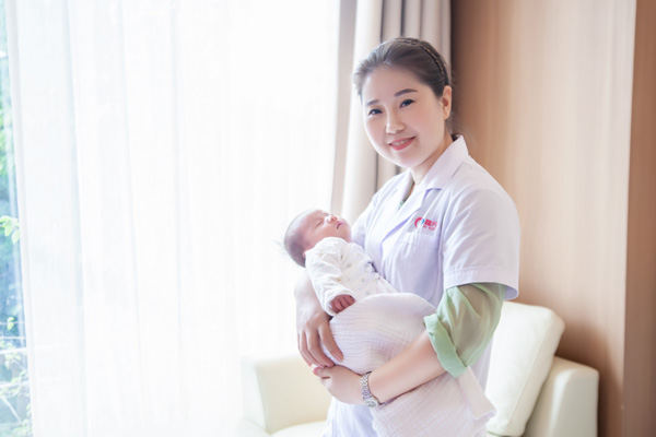 月子中心坐月子有人照顾