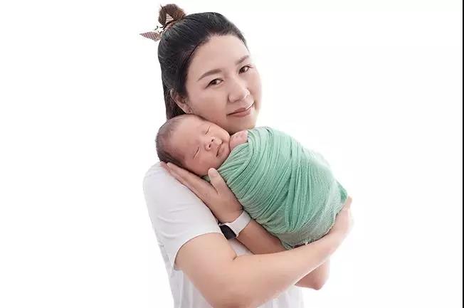 宝妈与宝宝在月子中心合照