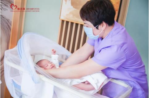 护理师给宝宝换尿布