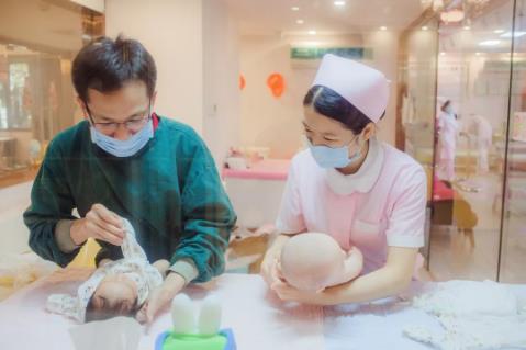 宝妈参与宝宝护理