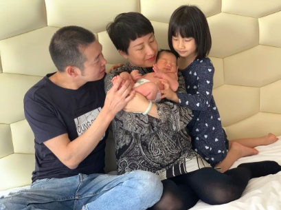 在月子中心坐月子的一家