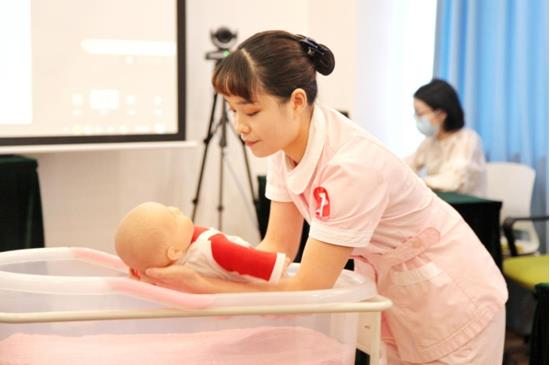 护士展现新生儿护理技能